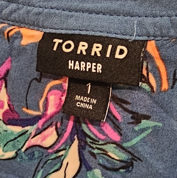 Torrid Harper size 1 plus Blue Floral Short Sleeve Button Accent Flowy Shirt 3/4 - Picture 3 of 7